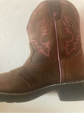 Justin Ladies SZ 7B Brown Leather Western Boots with Prominent Pink Stitching